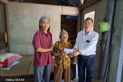 Mặt trận phường Hoài Xuân thăm hỏi, tặng quà Người Cao tuổi
