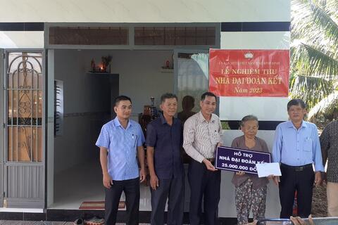 Mặt trận phường Hoài Xuân phối hợp nghiệm thu trao kinh phí hỗ trợ sữa chữa nhà “Đại đoàn kết” năm 2023